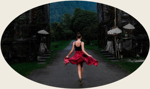 Bild zu Dein Licht mit Leichtigkeit selbstbewusst leuchten. Eine kniende Frau mit starker Lichtausstrahlung. 